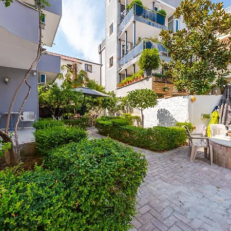 Apartment Garden 21 *