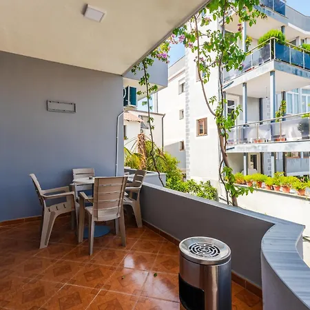 Garden 21 Apartment *